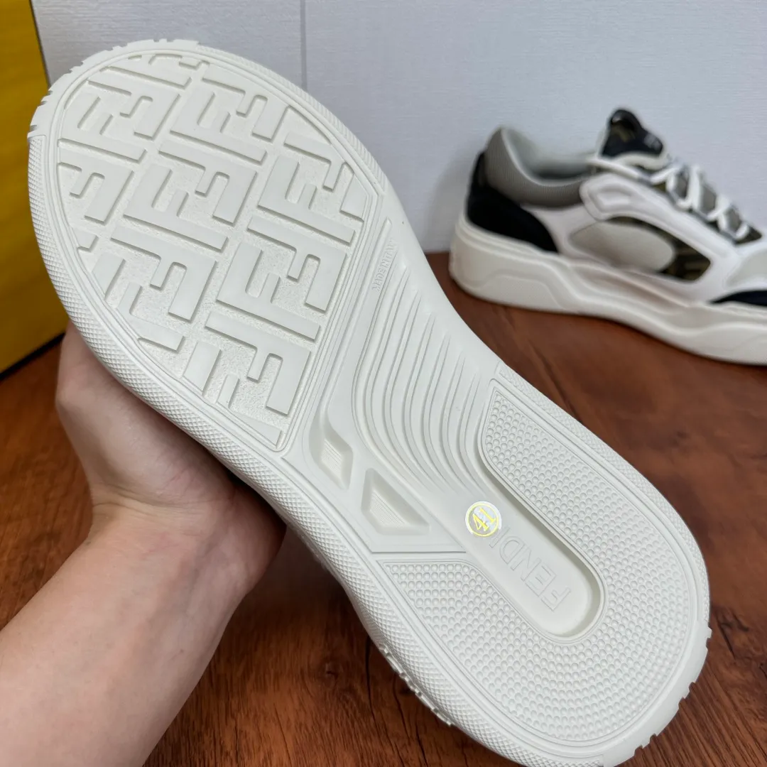 Batch 780 FENDI/FENDI Force men's sports shoes, new thick-soled lightweight lace-up low-top shoes at the counter, made of white full-grain leather and white and brown smooth leather, with padded elements. Brown FF jacquard and yellow technical fabric details. Lightweight, thick white sole with FF graphic details on the toe and heel. Main body of pebbled soft cowhide with Nappa calfskin. Contrasting color multiple composite splicing, extremely modern and youthful, webbing style lace-up hole design, multiple injection molded brand logo plastic modules on the toe, and embroidered FF logo on the side, heavy craftsmanship, full of details, super high quality control and fine workmanship! Full mesh breathable lining, ultra-light TPR foam rubber; molded outsole, lightweight and versatile, non-slip and wear-resistant! Comes with full packaging! Size: 39-40-41-42-43-44 Leather shoe size (can be customized, 38.45 cannot be returned or exchanged) Item number: 7E1728 black gray